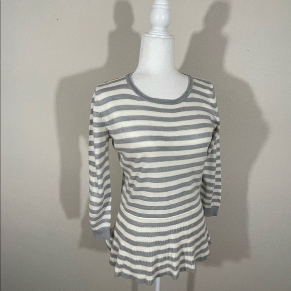 Metaphor sz sm sweater gray/ white back button accent - Picture 1 of 12